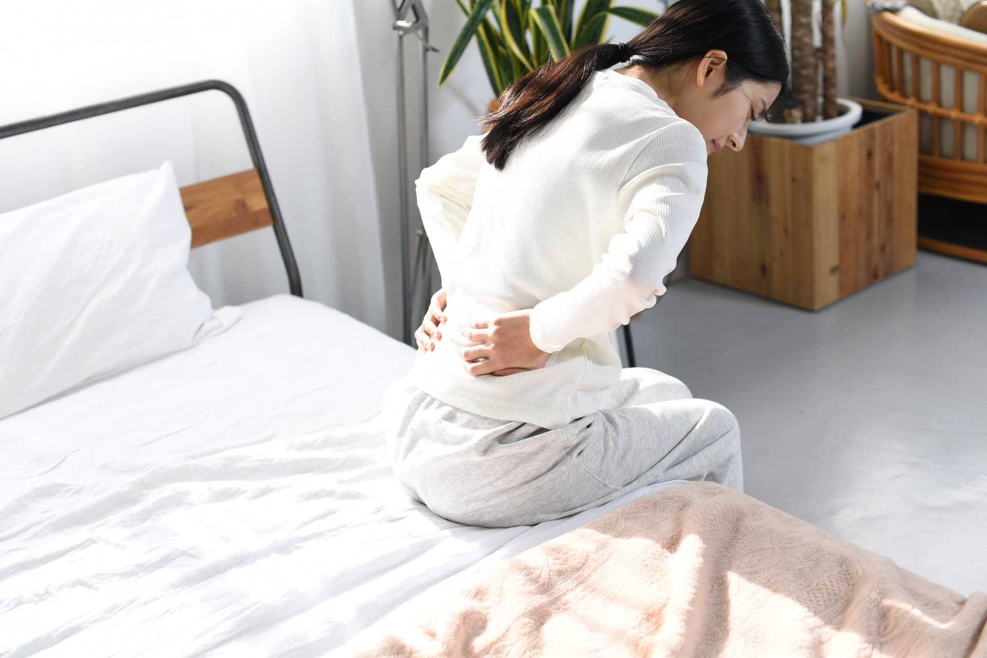 腰痛に悩む女性