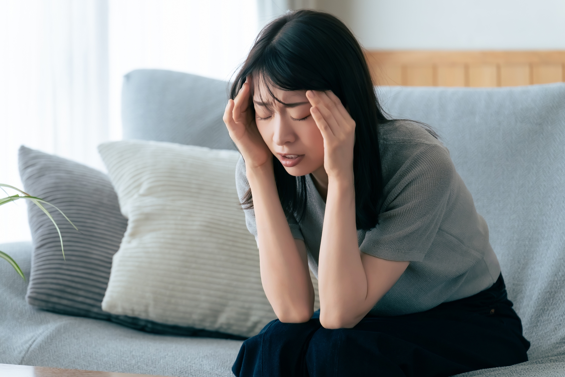 頭痛に悩む女性|石山整体院